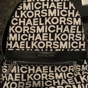 NWT Michael kors lg Guaranteed authentic. Never used.